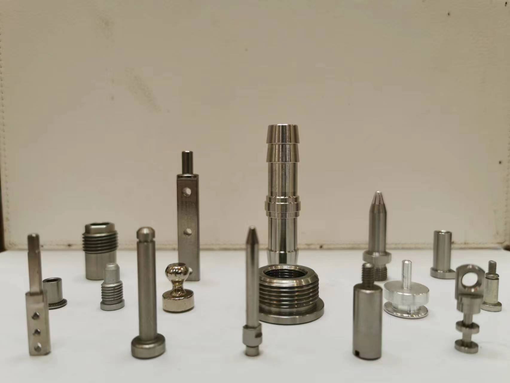 工廠直銷專業(yè)定制耐高溫718材料汽車零件彈簧